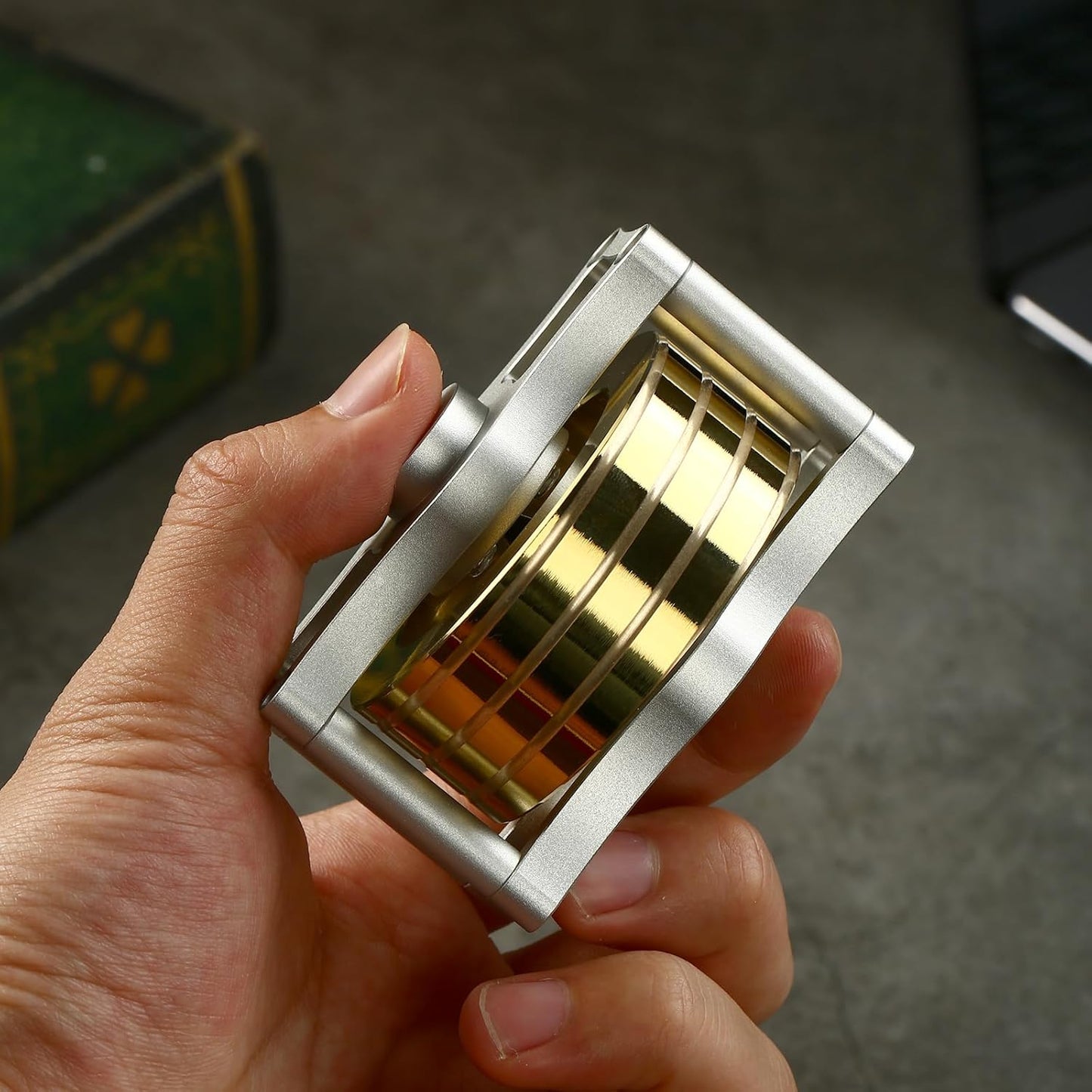 Metal Spinning Top Fidget Toys Perpetual Motion Machine, Silent Spinners Gyro Desk Toys Tech Gadgets for Adults with Anxiety, Kinetic Toy Long Lasting Exceed 30 Mins, Illusion Shiny Gold