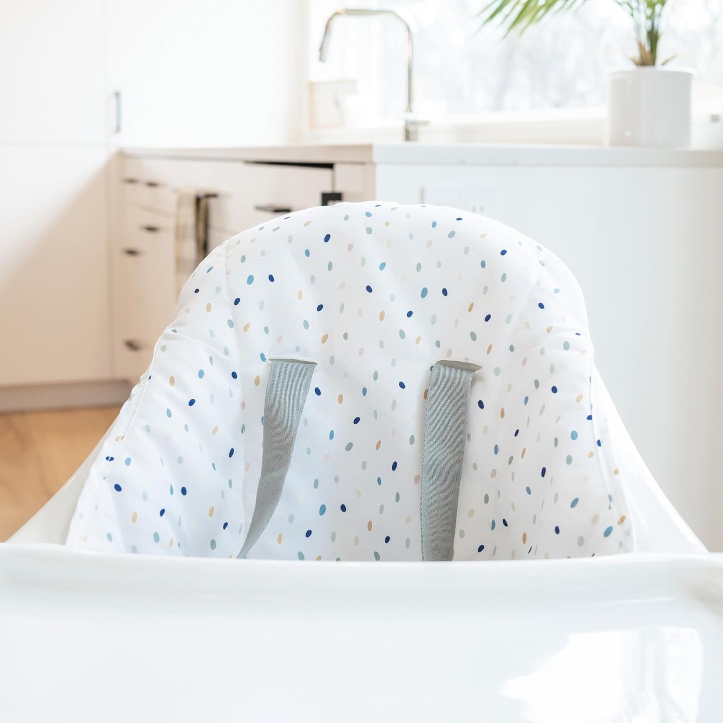 Regalo High Chair with Jelly Bean Seat Pad for Babies and Toddlers, Award Winning Brand, Removable Oversized Tray with Cup Holder, Five Point Harness, White