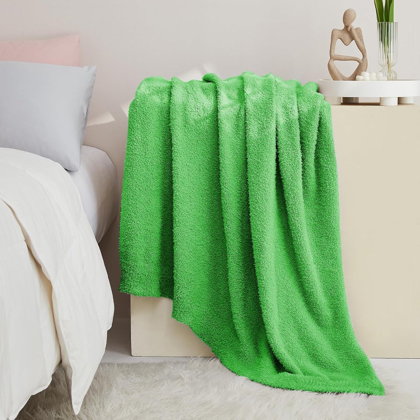CYMULA Super Soft Green Throw Blanket - Lightweight Plush Fuzzy Fluffy Warm Cozy Blankets and Throws for Sofa Bed All Season Use, 50x60 inches