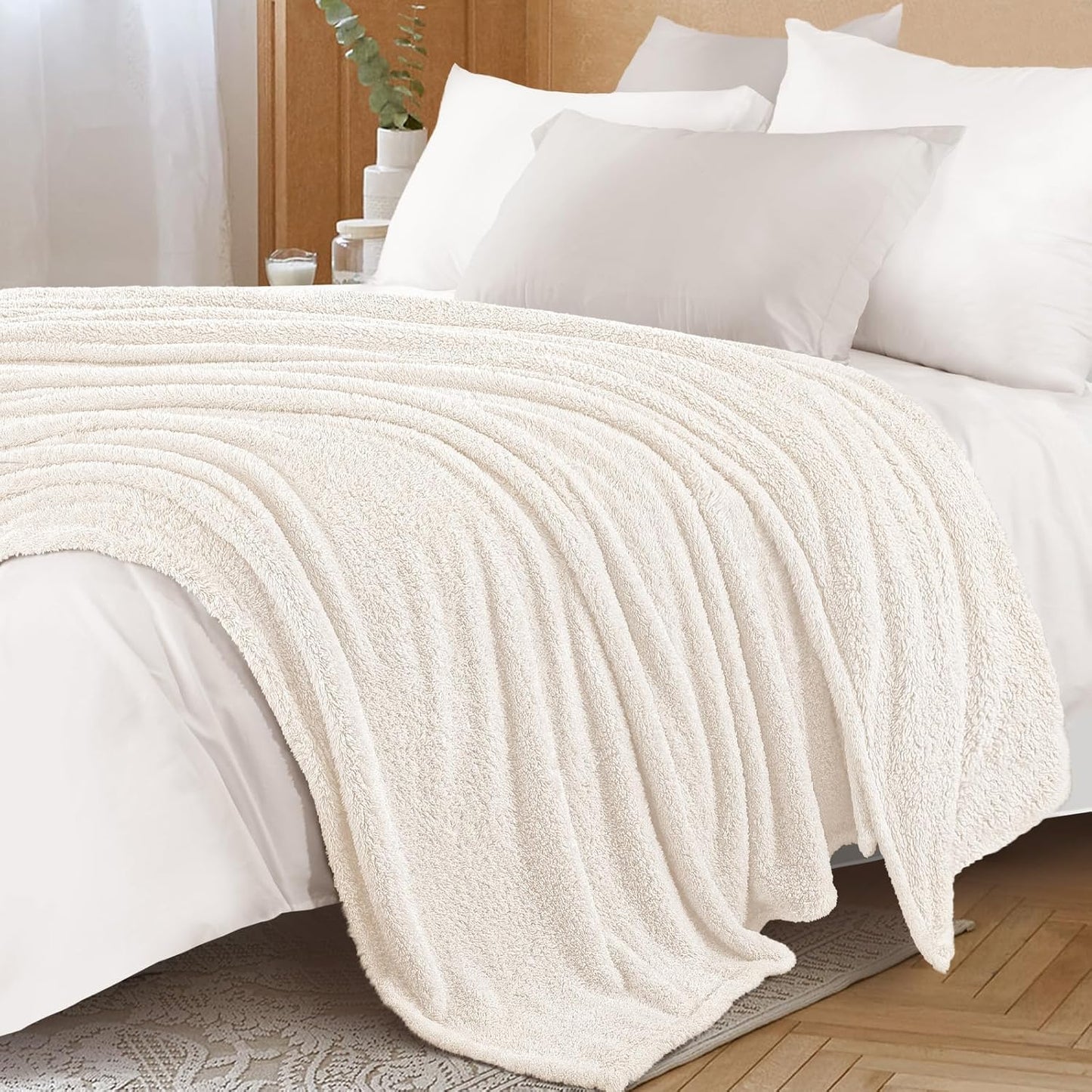 Exclusivo Mezcla Fleece Blanket for Couch, Soft and Cozy Queen Blankets for Women Men Girls Kids, Suitable for All Seasons, White, 90x90 Inches